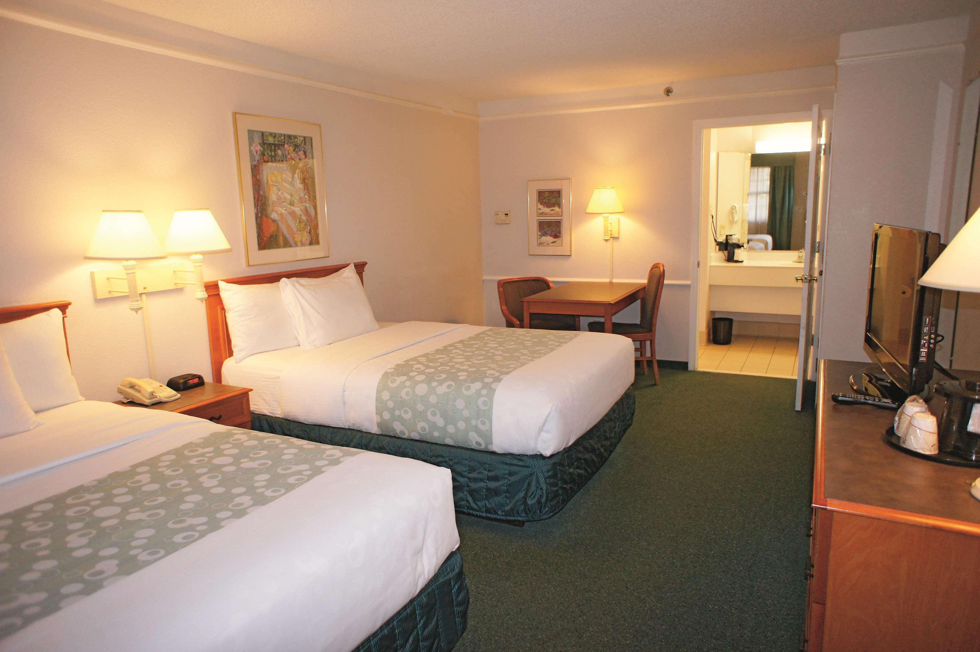 Days Inn By Wyndham San Diego Vista Exterior photo
