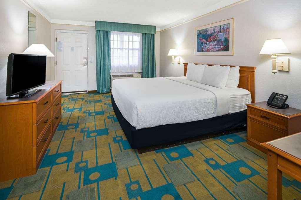 Days Inn By Wyndham San Diego Vista Room photo