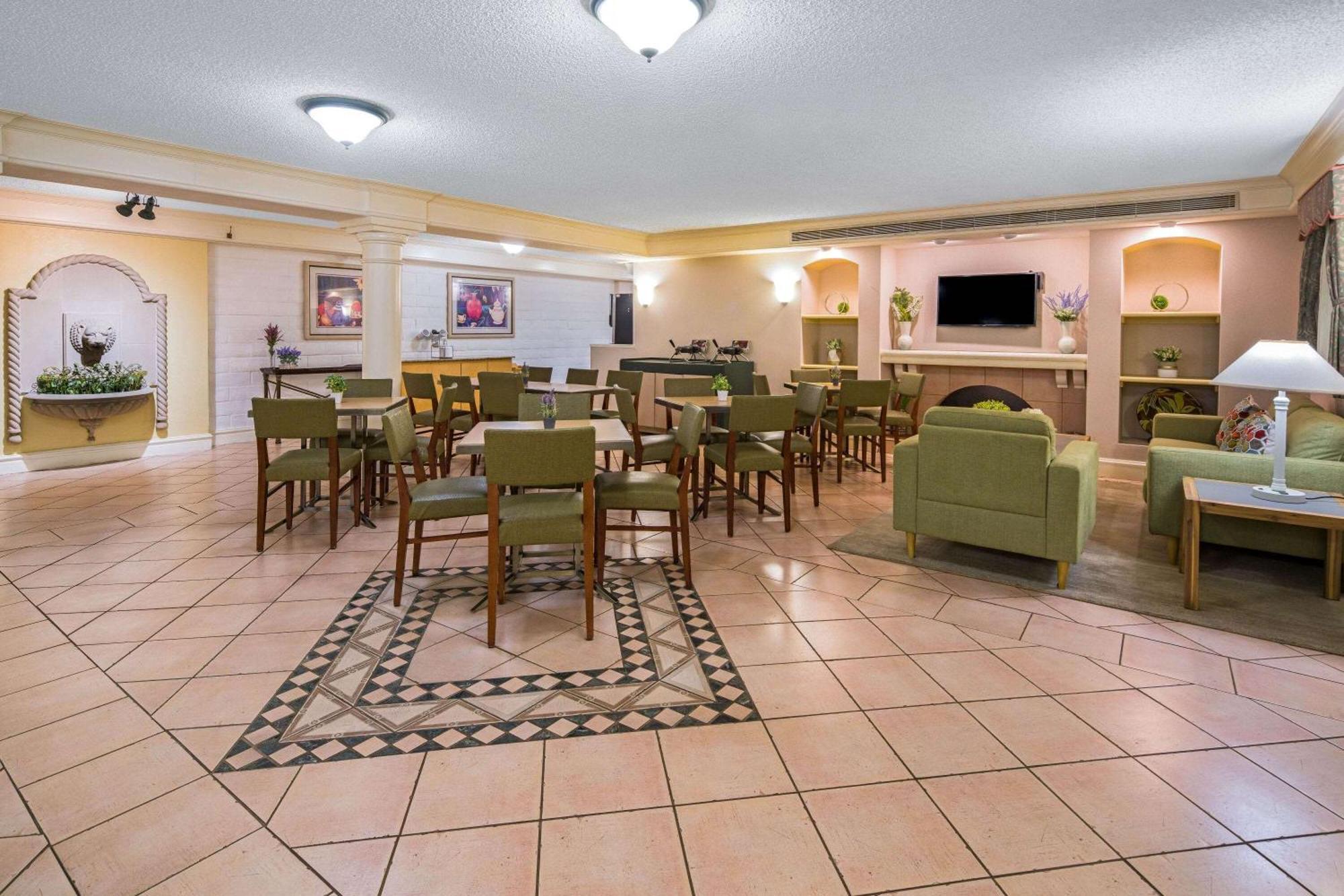 Days Inn By Wyndham San Diego Vista Exterior photo