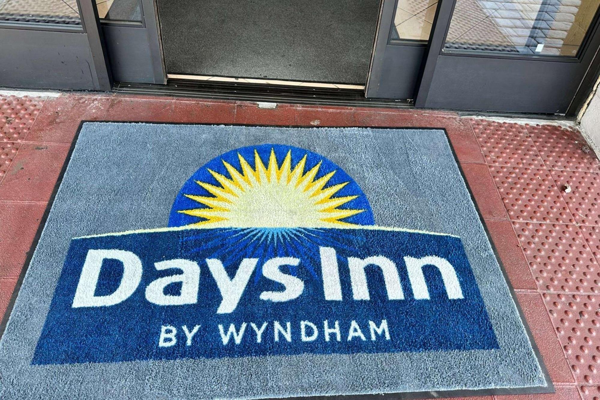 Days Inn By Wyndham San Diego Vista Exterior photo